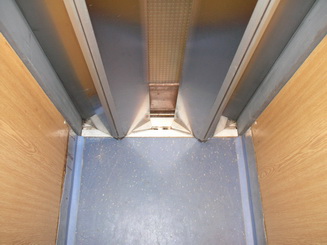 Automatické busové kabínové dvere v starej kabíne - otvárajúce sa dvere