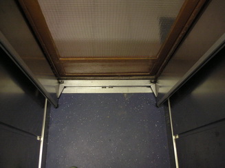 Automatické busové kabínové dvere - pohľad na prah otvorených dverí
