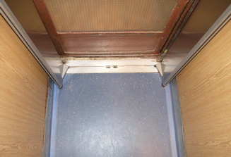 Automatické busové kabínové dvere v starej kabíne - pohľad na prah otvorených dverí
