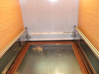 Automatické busové kabínové dvere v starej kabíne - pohľad na strop otvorené dvere