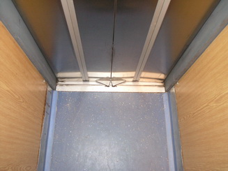 Automatické busové kabínové dvere v starej kabíne - pohľad na prah zatvorených dverí