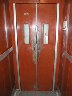 Staré ručné plechové kabínové dvere